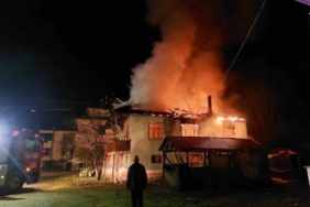 Mahalleliyi sokağa döken yangın: İki katlı ev alev topuna döndü