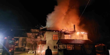 Mahalleliyi sokağa döken yangın: İki katlı ev alev topuna döndü