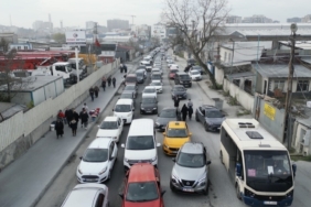 Sultangazi’de mezarlık yolunda kilometrelerce trafik oluştu