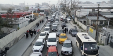 Sultangazi’de mezarlık yolunda kilometrelerce trafik oluştu