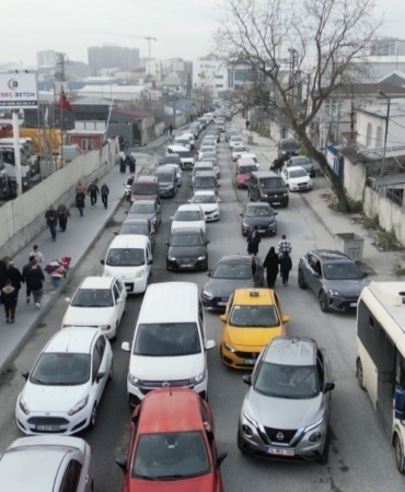 Sultangazi’de mezarlık yolunda kilometrelerce trafik oluştu