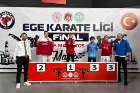 Manyaslı karateciler madalyalarla döndü