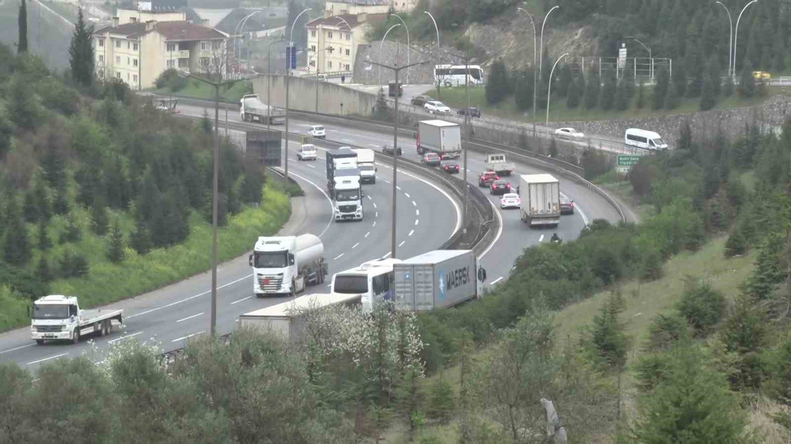 Otoyolda bayram tatili dolayısıyla akıcı yoğunluk başladı