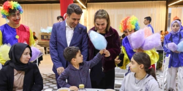 Vali Aygöl, çocuklarla yakından ilgilendi