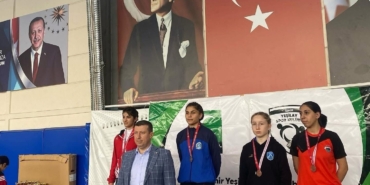 Bayanlar Güreş turnuvasında Büyükşehirli sporculardan 7 madalya