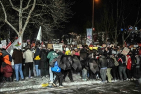 Saraçhane’den Taksim’e yürümek isteyen grup polise su şişesi fırlattı