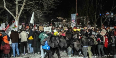 Saraçhane’den Taksim’e yürümek isteyen grup polise su şişesi fırlattı