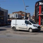 Zabıta ekipleri yaya yollarına park edilen araçlar için sahada