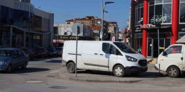 Zabıta ekipleri yaya yollarına park edilen araçlar için sahada