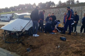 Orta refüje çarpan otomobil sürücüsü yaralandı