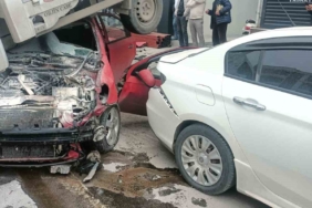 Otomobil park halindeki kamyonetin altına girdi: 3 yaralı