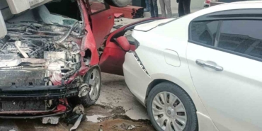 Otomobil park halindeki kamyonetin altına girdi: 3 yaralı