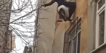 Küçükçekmece’de psikolojik rahatsızlığı olan kadın camdan atladı