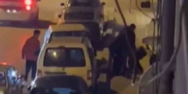Aralarına aldığı kişiyi böyle darp ettiler