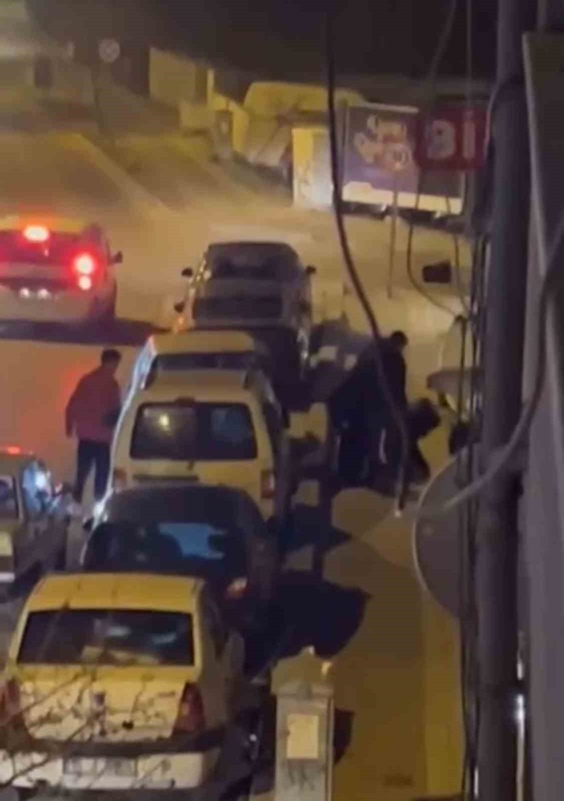 Aralarına aldığı kişiyi böyle darp ettiler