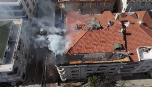 Avcılar’da korkutan çatı yangını