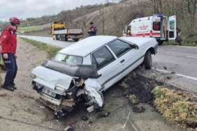 Refüje giren otomobildeki 2 kişi yaralandı