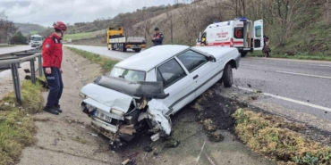 Refüje giren otomobildeki 2 kişi yaralandı