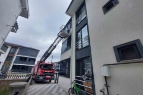 Evde mahsur kalan 3 yaşındaki çocuk itfaiye ekiplerince kurtarıldı