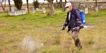 Altıeylül’de bayram öncesi mezarlık temizliği