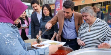 Karaköy’de vatandaşlarla bir araya geldi