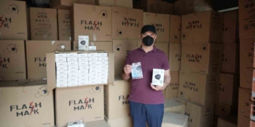 Bir ev dolusu maskeyle baş başa kaldı, ne yapacağını bilmiyor