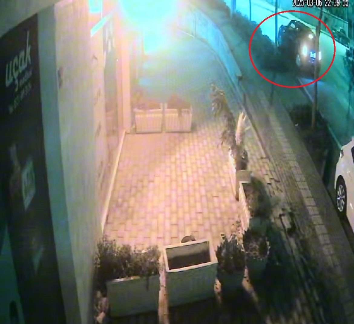 Otomobille gelip kurşun yağdırdılar...O anlar kamerada