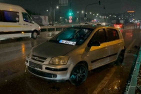 Yağış sebebiyle kayan otomobil, trafik ışıklarında bekleyen araca çarptı: 5 yaralı