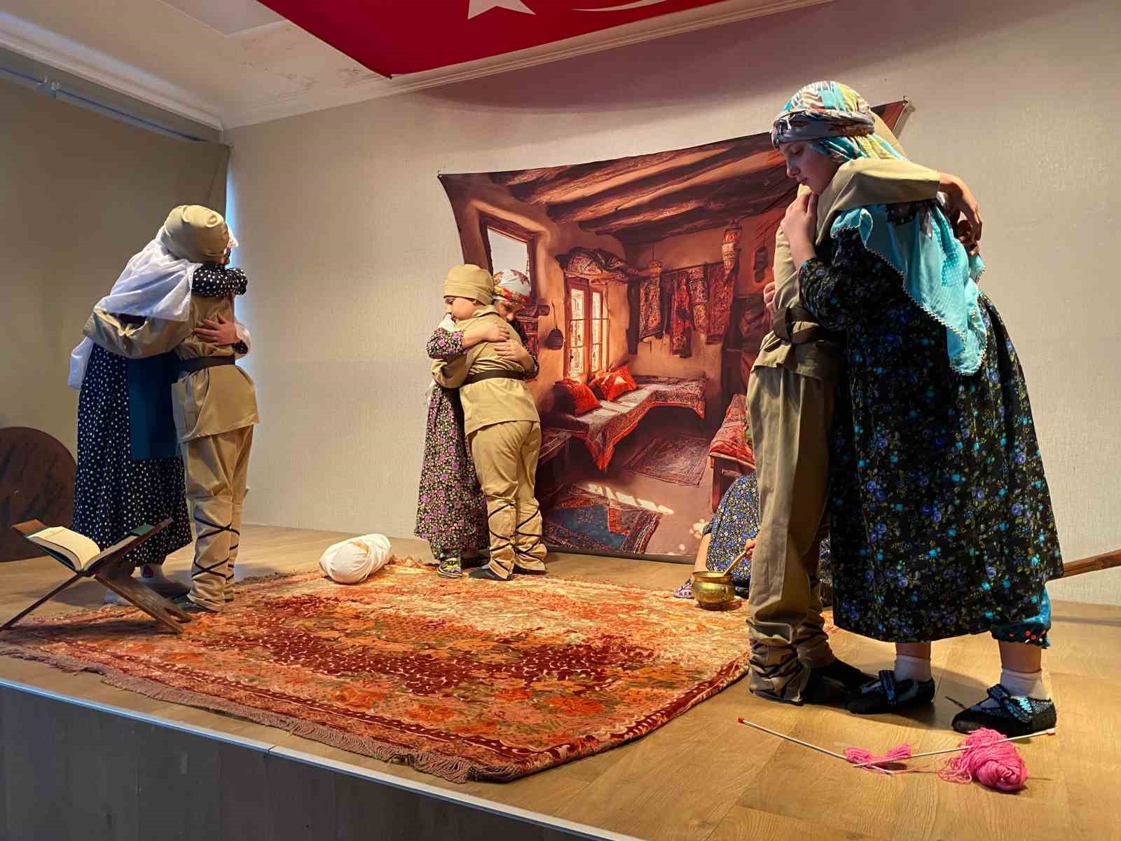 Miniklerden duygulandıran "18 Mart" gösterisi