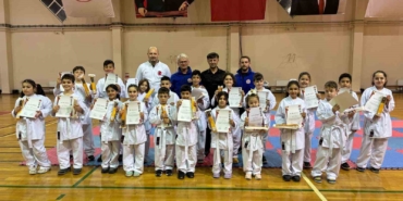 Küçük karateciler kuşak sınavında ter döktü