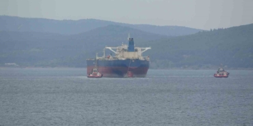 Tersane bakımına götürülen 274 metrelik tanker Çanakkale Boğazı’ndan yedeklenerek geçti