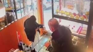 Beyoğlu’nda sevgilisinin alamadığı altın tacı böyle çaldı