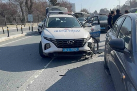 Küçükçekmece’de dur ihbarına uymayan sürücü polis aracına çarptı