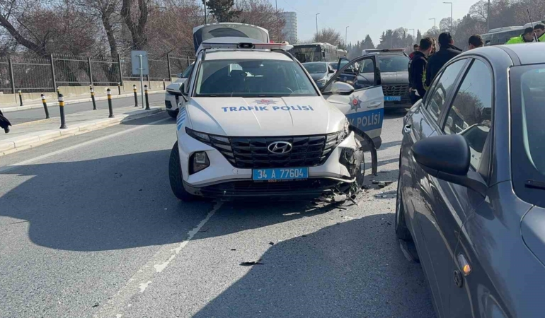 Küçükçekmece’de dur ihbarına uymayan sürücü polis aracına çarptı
