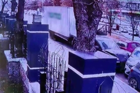 Pendik’te bir anda hareket eden kamyon park halindeki araçları biçti