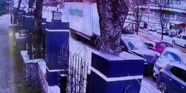 Pendik’te bir anda hareket eden kamyon park halindeki araçları biçti