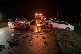 Çanakkale’de bayramın 2’nci günü feci kaza... İki otomobil kafa kafaya çarpıştı: 3 ölü, 1 yaralı