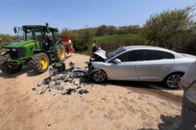 Bilecik’te otomobil ile traktörün çarpıştı, 1 kişi yaralandı