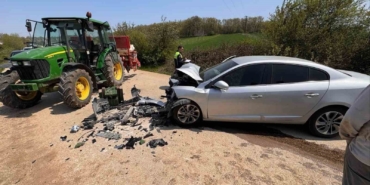Bilecik’te otomobil ile traktörün çarpıştı, 1 kişi yaralandı