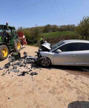 Bilecik’te otomobil ile traktörün çarpıştı, 1 kişi yaralandı