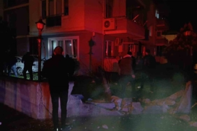 Zincirleme kazada kontrolden çıkan otomobil sitenin bahçesine uçtu: 3 yaralı