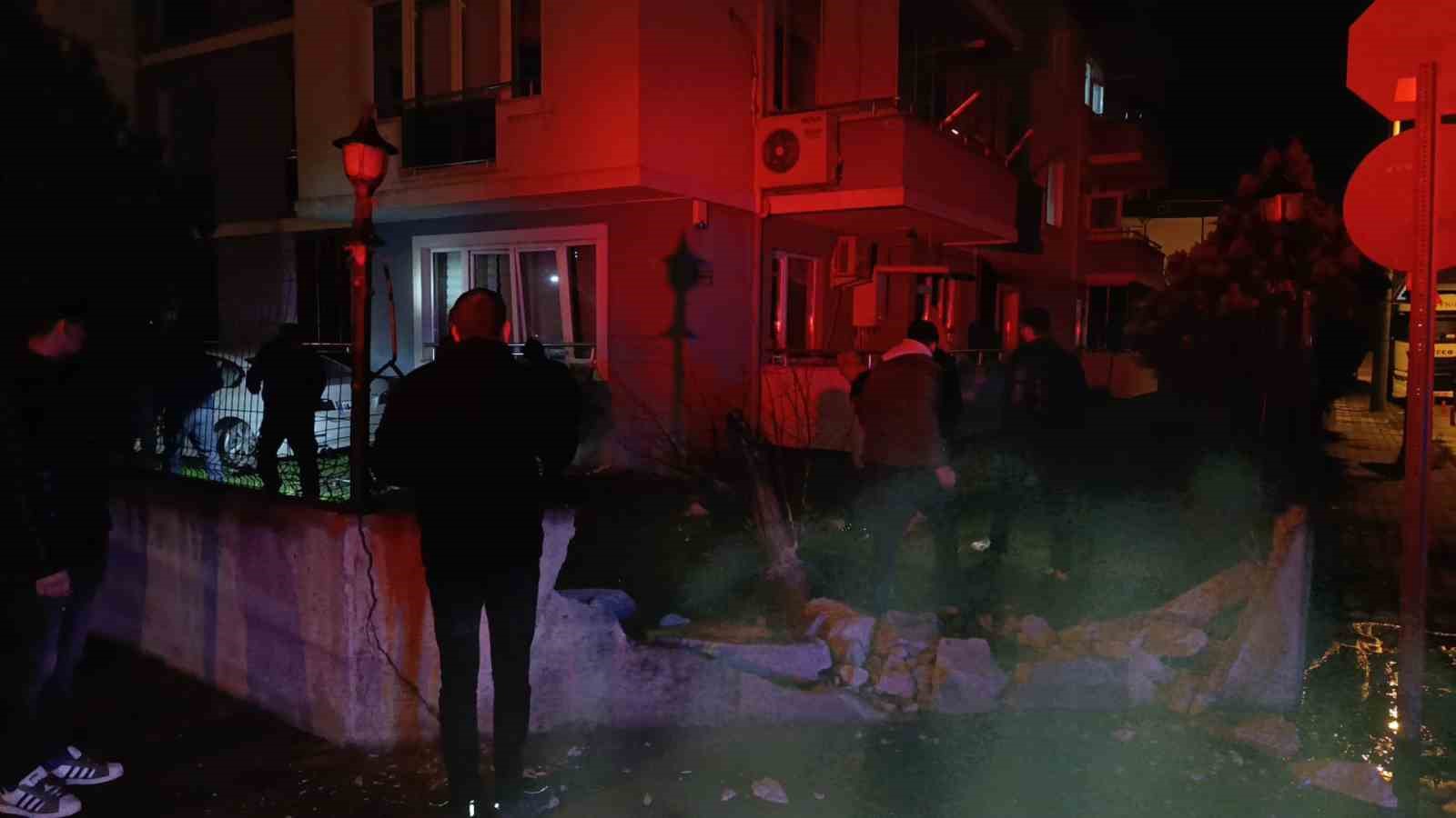 Zincirleme kazada kontrolden çıkan otomobil sitenin bahçesine uçtu: 3 yaralı