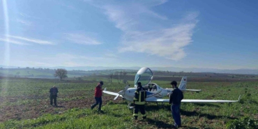 Bursa’da eğitim uçağı tarlaya mecburi iniş yaptı