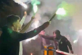 Bir grup taraftar şampiyonluğu kutlamak için deplasmana gitti