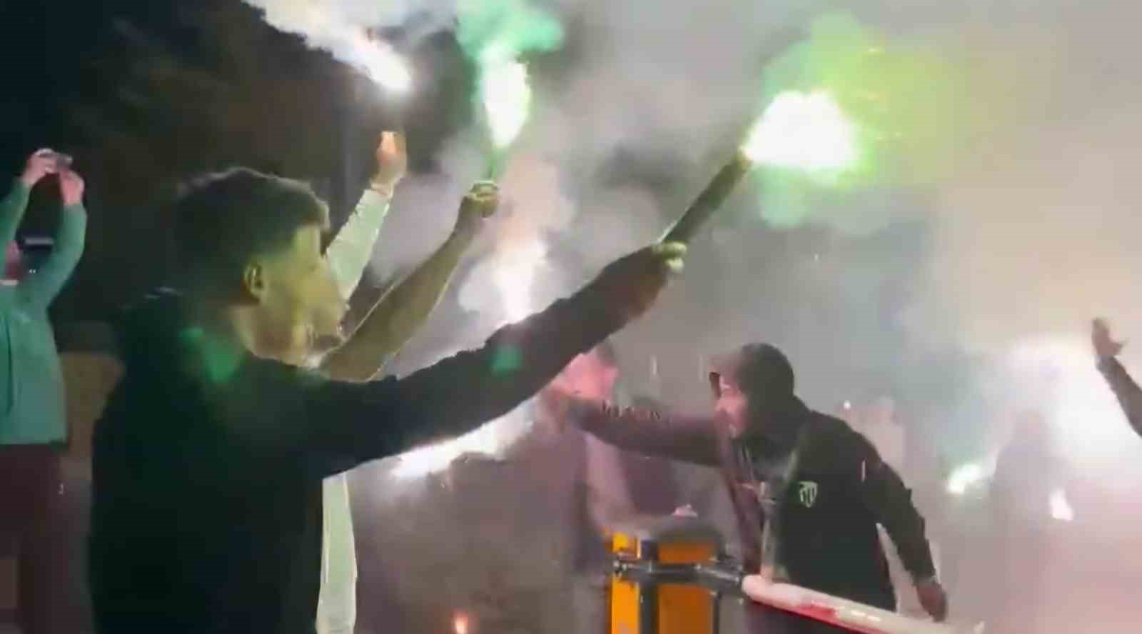 Bir grup taraftar şampiyonluğu kutlamak için deplasmana gitti