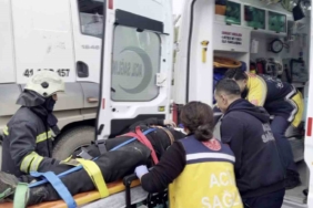 Hastayı hastaneye yetiştirmeye çalışan ambulans otomobille çarpıştı: 2 yaralı