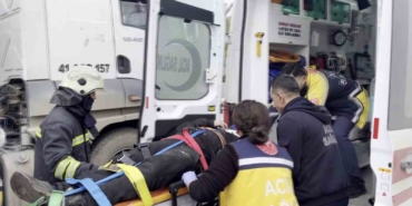 Hastayı hastaneye yetiştirmeye çalışan ambulans otomobille çarpıştı: 2 yaralı