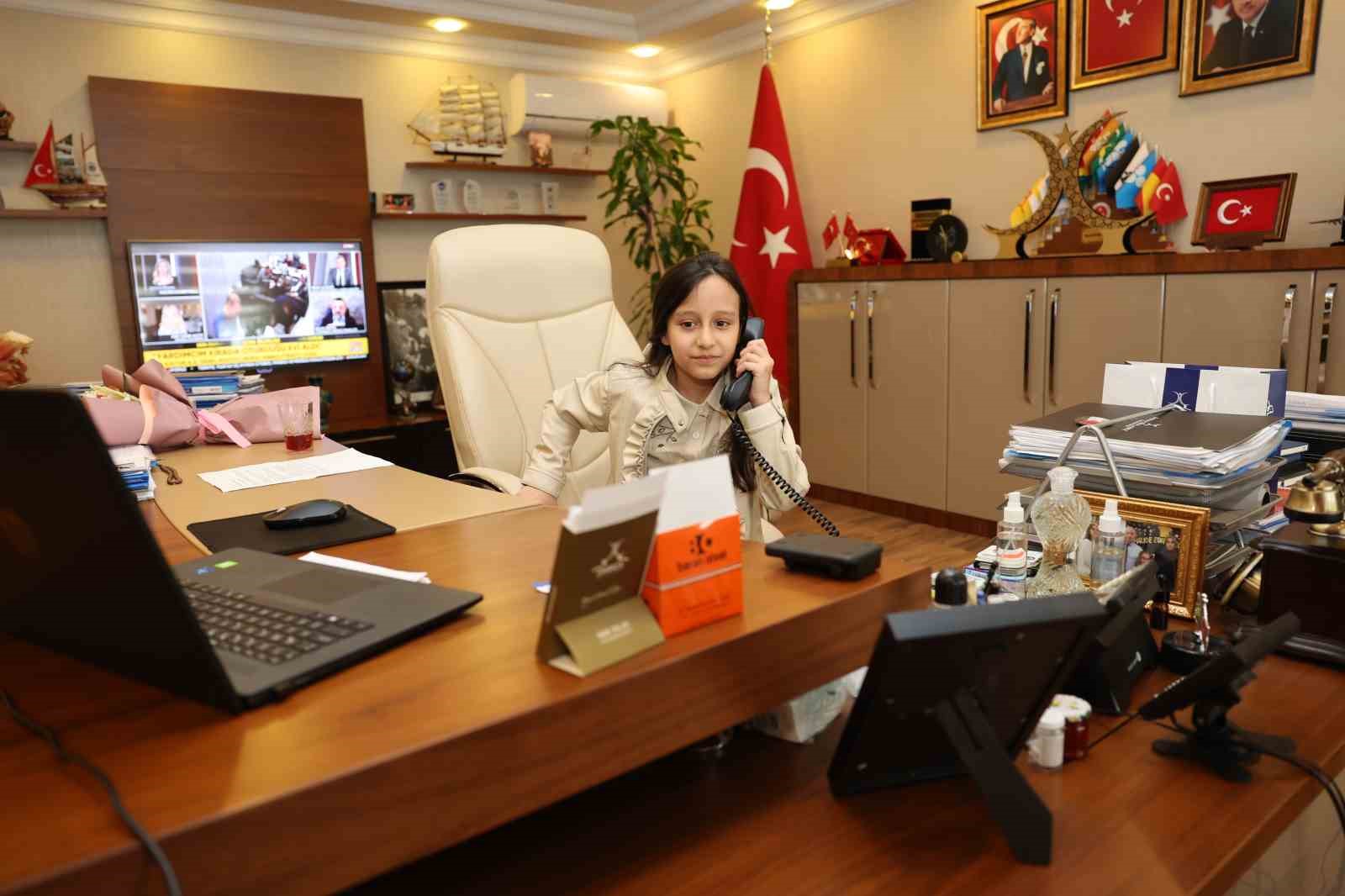 Başkan Bıyık koltuğunu minik İpek’e bıraktı