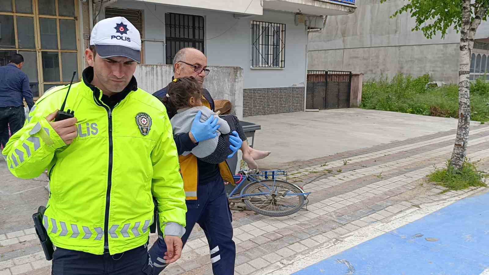 Bursa’da 1. kattan düşen çocuğu moloz dolu çuvallar korudu