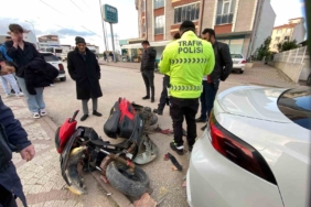 Park halindeki otomobile çarpman motosikletin sürücüsü yaralandı